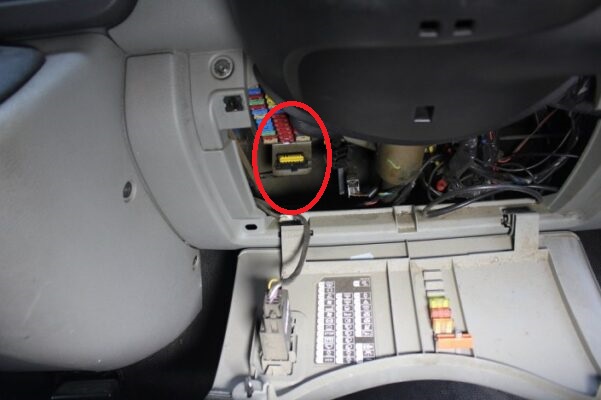 Renault master MK2 ODB EOBD diagnostic programming socket location